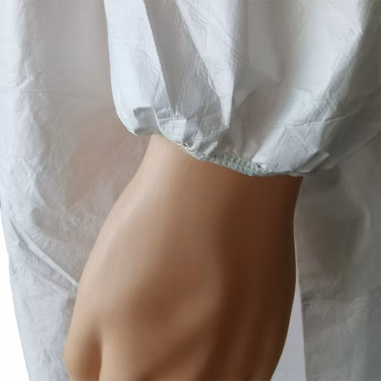 Tuta per abbigliamento impermeabile monouso, tuta di sicurezza DPI da 65 GSM, OEM, Campione gratuito Campione gratuito OEM Tuta per abbigliamento impermeabile monouso da 65 GSM DPI